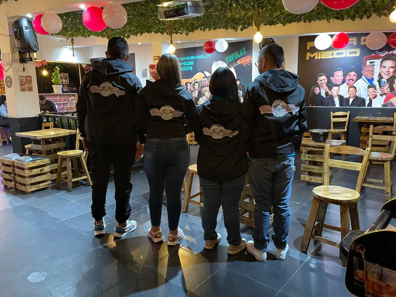 Equipo usando chaquetas corporativas personalizadas